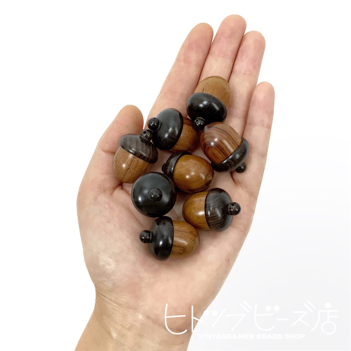 手のひらにのせた木製どんぐり