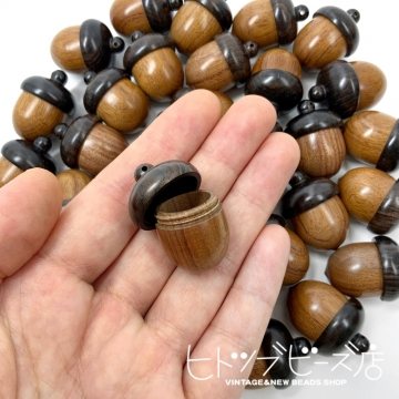 蓋が開く木製どんぐり