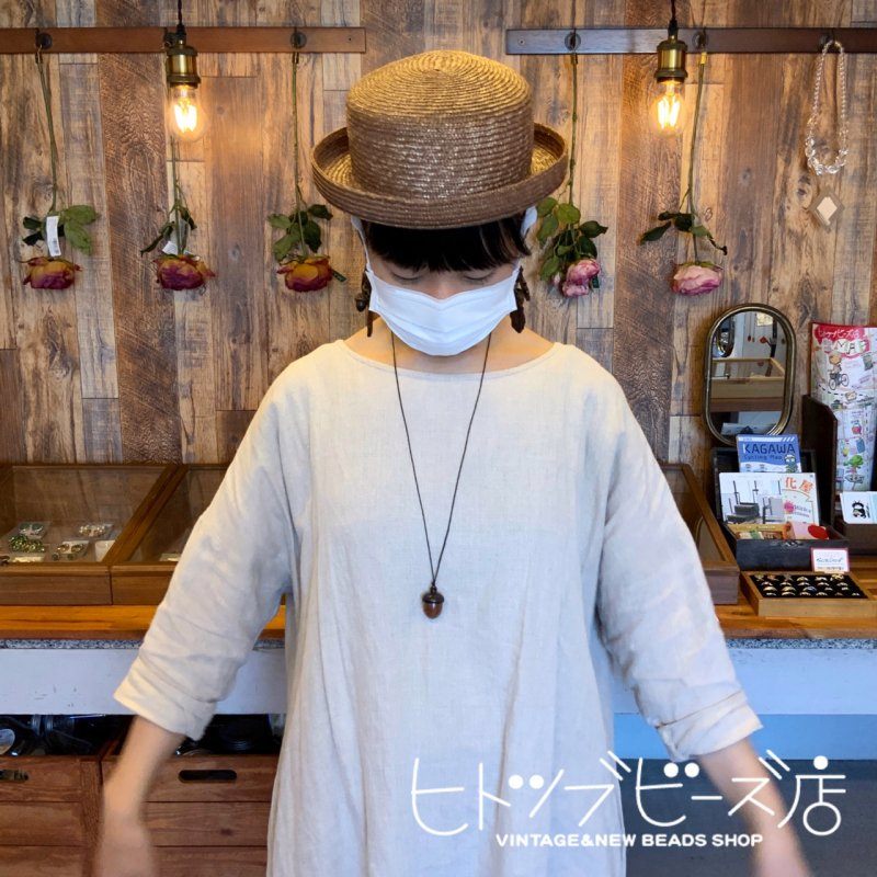 どんぐりネックレスを身につけた様子
