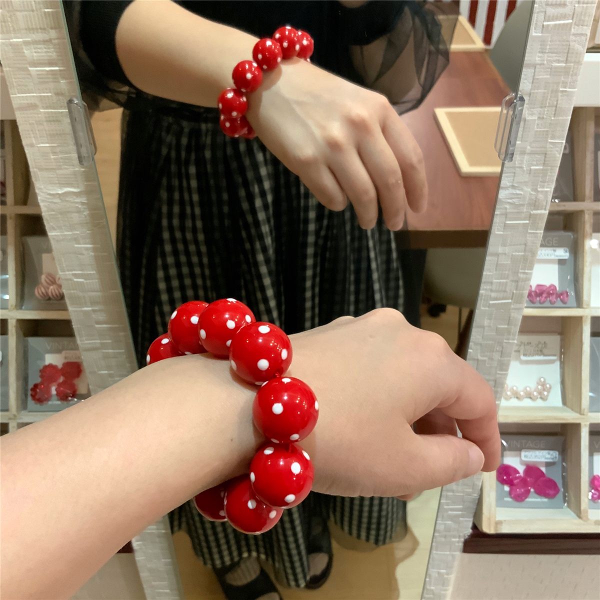 赤い水玉ビーズのブレスレット