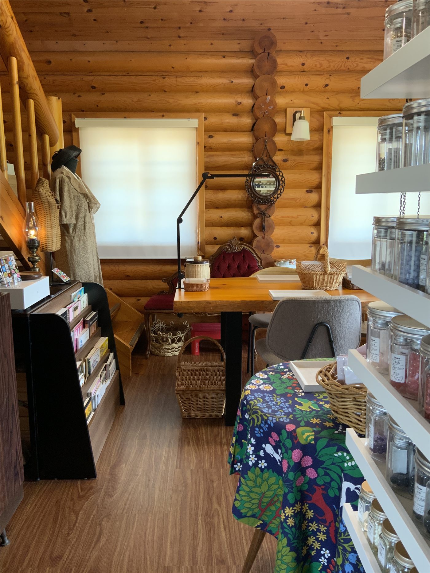 ログハウスの店内と作業テーブル